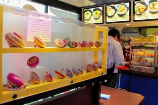 日本玩具博物館が協力し、コマや人形などのおもちゃが展示された店内＝姫路市駅前町、ＪＲ姫路駅