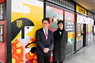 改装した店舗のデザインを手がけたイヌイマサノリさん（右）とまねき食品の竹田典高社長＝姫路市駅前町、ＪＲ姫路駅
