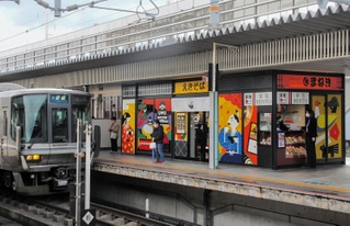 姫路城や殿様などが描かれ、親しみやすいデザインとなったえきそばの販売店舗＝姫路市駅前町、ＪＲ姫路駅