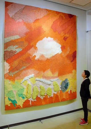 文化センター大ホールの緞帳から作られたタペストリー＝姫路市本町