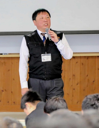 能登半島地震の被災地での活動を報告する飾磨工業高校の土井雅貴教諭＝姫路市飾磨区細江