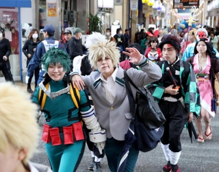 商店街をパレードしたコスプレイヤーたち＝姫路市内