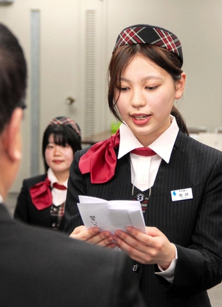 誓いの言葉を述べる堀岡美月さん（右）＝姫路市西駅前町
