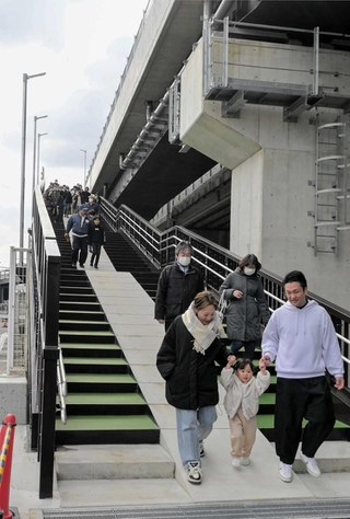 完成した側道橋の渡り初めをする地元住民ら＝姫路市苫編