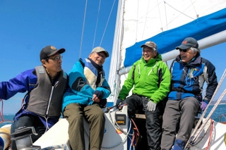 川崎重工のＯＢで、ヨット「しぎどり」の乗組員である（右から）松野泉さん、福田豊さん、佐野正さん、土佐忠之さん＝姫路市的形町的形