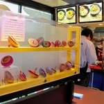 日本玩具博物館が協力し、コマや人形などのおもちゃが展示された店内＝姫路市駅前町、ＪＲ姫路駅