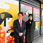 改装した店舗のデザインを手がけたイヌイマサノリさん（右）とまねき食品の竹田典高社長＝姫路市駅前町、ＪＲ姫路駅