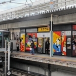 姫路城や殿様などが描かれ、親しみやすいデザインとなったえきそばの販売店舗＝姫路市駅前町、ＪＲ姫路駅