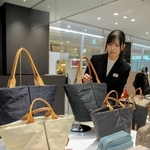 多彩な豊岡鞄の商品が並ぶ山陽百貨店の専門店＝姫路市南町