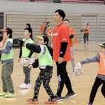 保護者とキャッチボールをする子どもに、優しく助言をする藤川球児さん＝姫路市西延末
