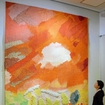 文化センター大ホールの緞帳から作られたタペストリー＝姫路市本町