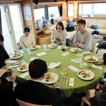 兵庫県産食材を使った料理を船内で味わう参加者たち＝姫路港沖