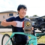 愛用のロードバイクで「銀の馬車道・鉱石の道」を周遊するルートを計５回完走した藤咲太吾さん＝姫路市飾東町庄