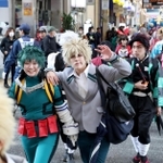 商店街をパレードしたコスプレイヤーたち＝姫路市内