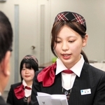 誓いの言葉を述べる堀岡美月さん（右）＝姫路市西駅前町