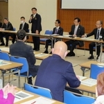 文化団体向けの説明会であいさつする清元秀泰市長（後列中央）＝姫路市役所
