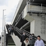完成した側道橋の渡り初めをする地元住民ら＝姫路市苫編
