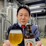 親しみやすい味わいに仕上げた「姫路クラシック」をＰＲする松本敏郎社長＝姫路市北条口５