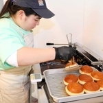 マラサダを揚げる嶋尾朱織さん＝アリイ