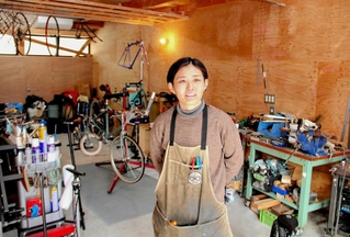 「長く使ってもらう自転車を手がけたい」と思いを語る赤松綾さん＝姫路市飾磨区細江