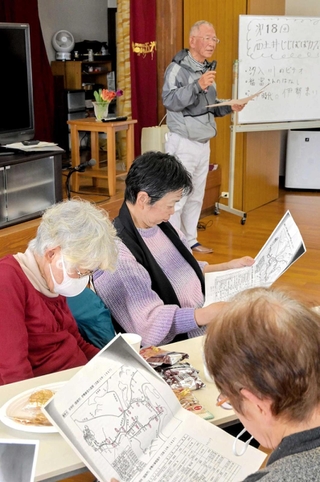 西土井地区の歴史を話す黒田次義さんら＝姫路市大津区西土井、西土井自治会館