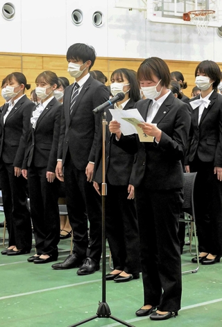 スーツ姿で入学式に臨んだ新入生＝姫路市御立西５
