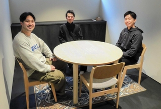 宿泊施設「ＳＯＵＱ（スーク）」を立ち上げた田中義人さん（中央）と運営スタッフたち＝姫路市忍町