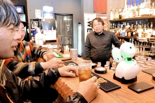 バーを訪れた客に接客するオリヒメ＝宍粟市山崎町鹿沢