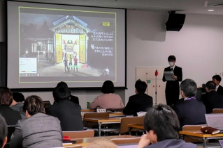 姫路市の行事や地域課題についての研究成果を発表する大学生＝姫路市安田４、市役所北別館