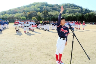 選手宣誓する徳留煌主将（手前）＝姫路市青山、青山スポーツ広場