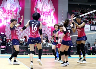 ３月１０日にリーグ戦レギュラーラウンドを全勝で終え、喜ぶヴィクトリーナ姫路の選手たち＝ヴィクトリーナ・ウインク体育館