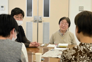 不登校に悩む保護者の話に耳を傾ける大藤恵子さん（中央）ら＝山田公民館