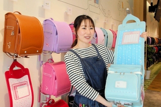 「『肩に当たって痛い』など子どもの感覚も大切に、商品を選んでほしい」と説明する原恵斗さん＝たつの市龍野町片山
