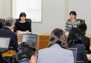 初の定例教育委員会に臨んだ久保田智子教育長（右）＝姫路市三左衛門堀西の町、姫路市役所北別館