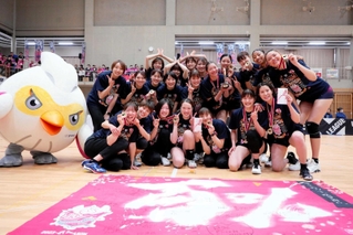 ３月にＶ２で優勝し、喜ぶ選手たち。来シーズンはトップリーグに挑む（チーム提供）