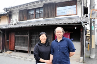 民泊施設「じょんのやど」を開いたジョン・ハウレットさん（右）と妻の正美さん＝姫路市飾磨区天神