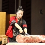 着物姿で和牛をさばくパフォーマンスを見せた渡辺麻莉夏さん＝姫路市南駅前町