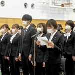 スーツ姿で入学式に臨んだ新入生＝姫路市御立西５