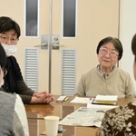 不登校に悩む保護者の話に耳を傾ける大藤恵子さん（中央）ら＝山田公民館