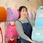 「『肩に当たって痛い』など子どもの感覚も大切に、商品を選んでほしい」と説明する原恵斗さん＝たつの市龍野町片山