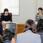初の定例教育委員会に臨んだ久保田智子教育長（右）＝姫路市三左衛門堀西の町、姫路市役所北別館