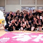 ３月にＶ２で優勝し、喜ぶ選手たち。来シーズンはトップリーグに挑む（チーム提供）