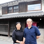民泊施設「じょんのやど」を開いたジョン・ハウレットさん（右）と妻の正美さん＝姫路市飾磨区天神