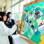絵馬再現の作業を振り返る美術部員ら＝姫路市別所町北宿、姫路別所高校