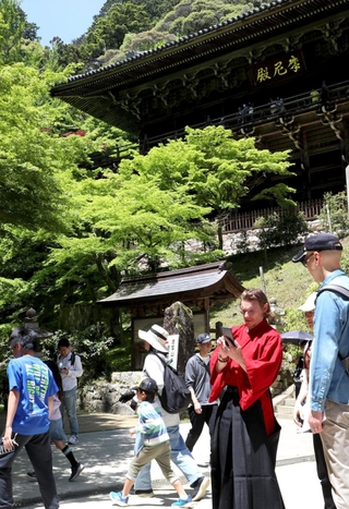 新緑の中、参拝客らでにぎわう書写山円教寺＝姫路市書写