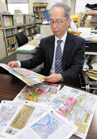 姫路市内３カ所の陣屋を紹介するパンフや地図＝姫路市役所西別館