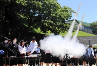 自分が作ったロケットを飛ばす生徒たち＝夢前高校