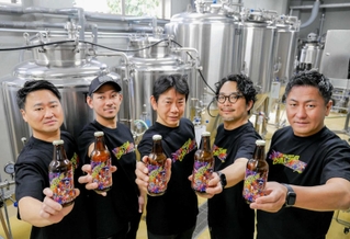 「チルダビール」を共同開発した姫路クラフトビール協会のメンバー＝姫路市北条口５