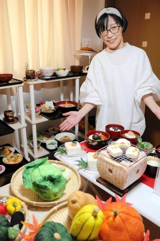 フェルト作品の個展を開く友久有希子さん＝姫路市広畑区西蒲田
