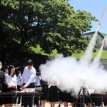 自分が作ったロケットを飛ばす生徒たち＝夢前高校